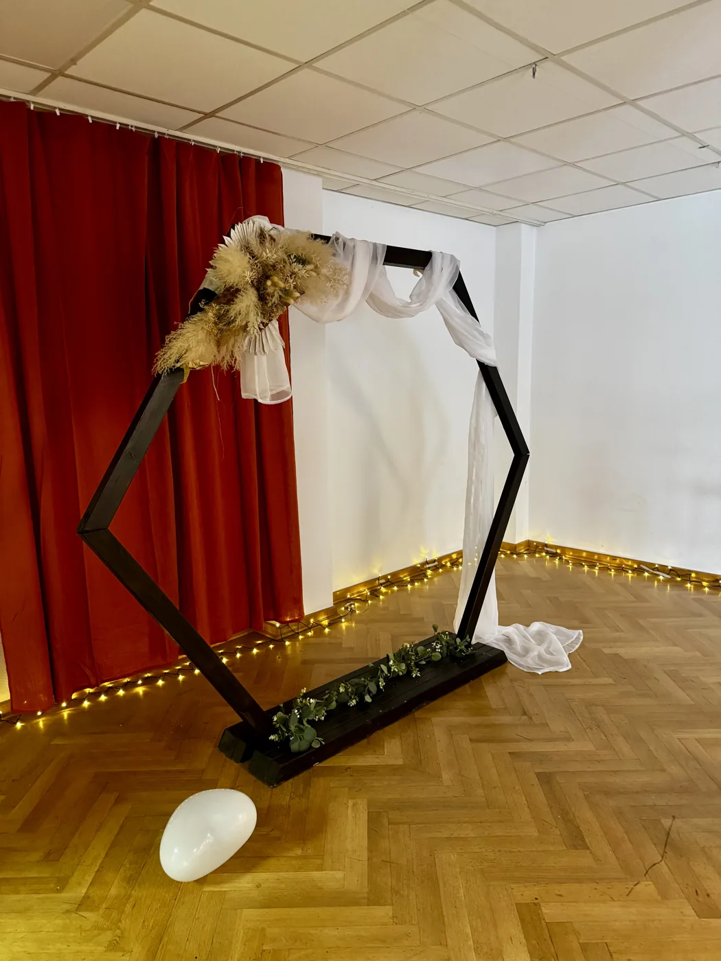 Geschmückter Traubogen für eine freie Trauung im Bürgerhaus Krone in Reiterswiesen