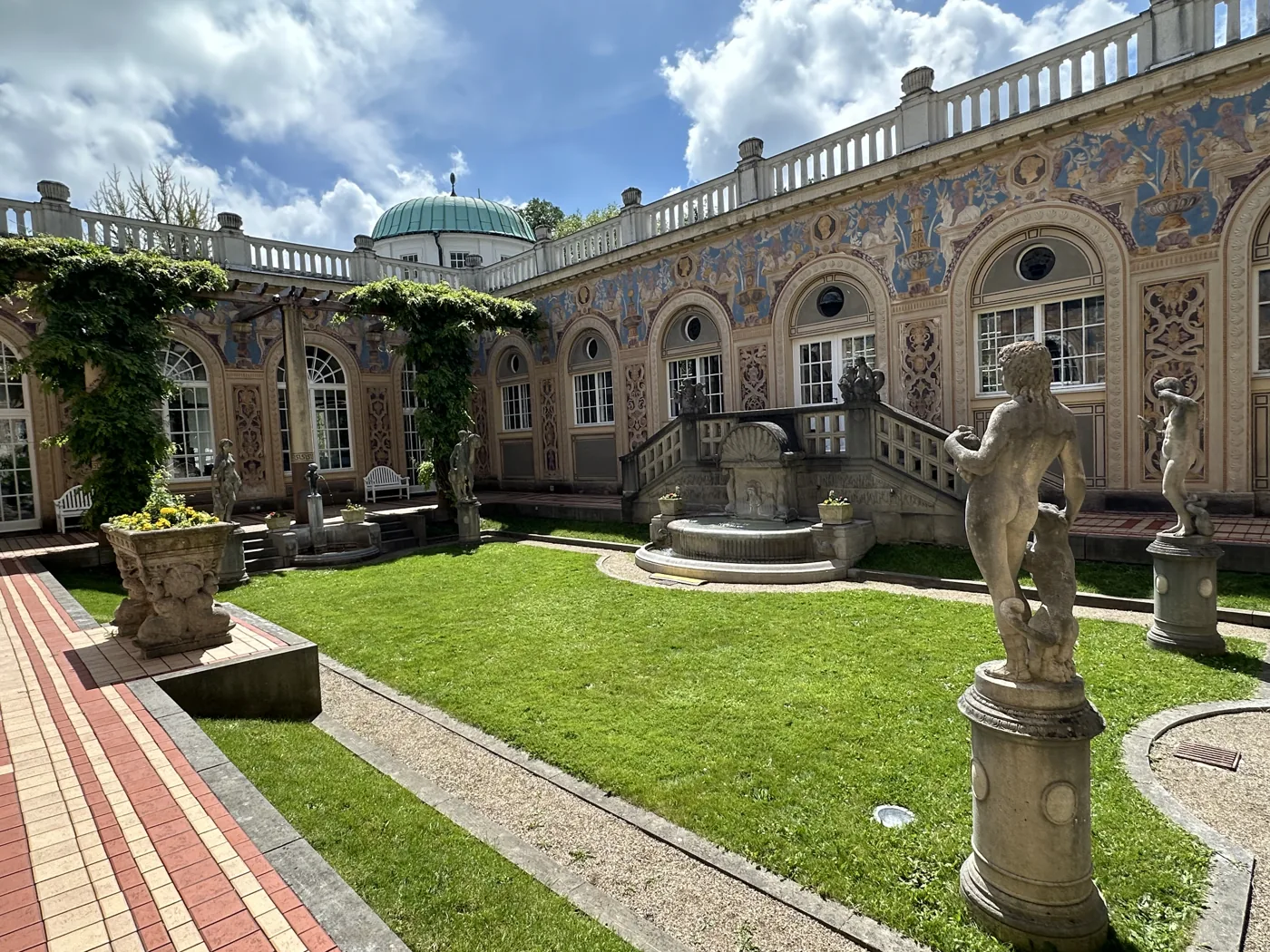 Der Schmuckhof am Regentenbau in Bad Kissingen – kleiner Garten mit Brunnen