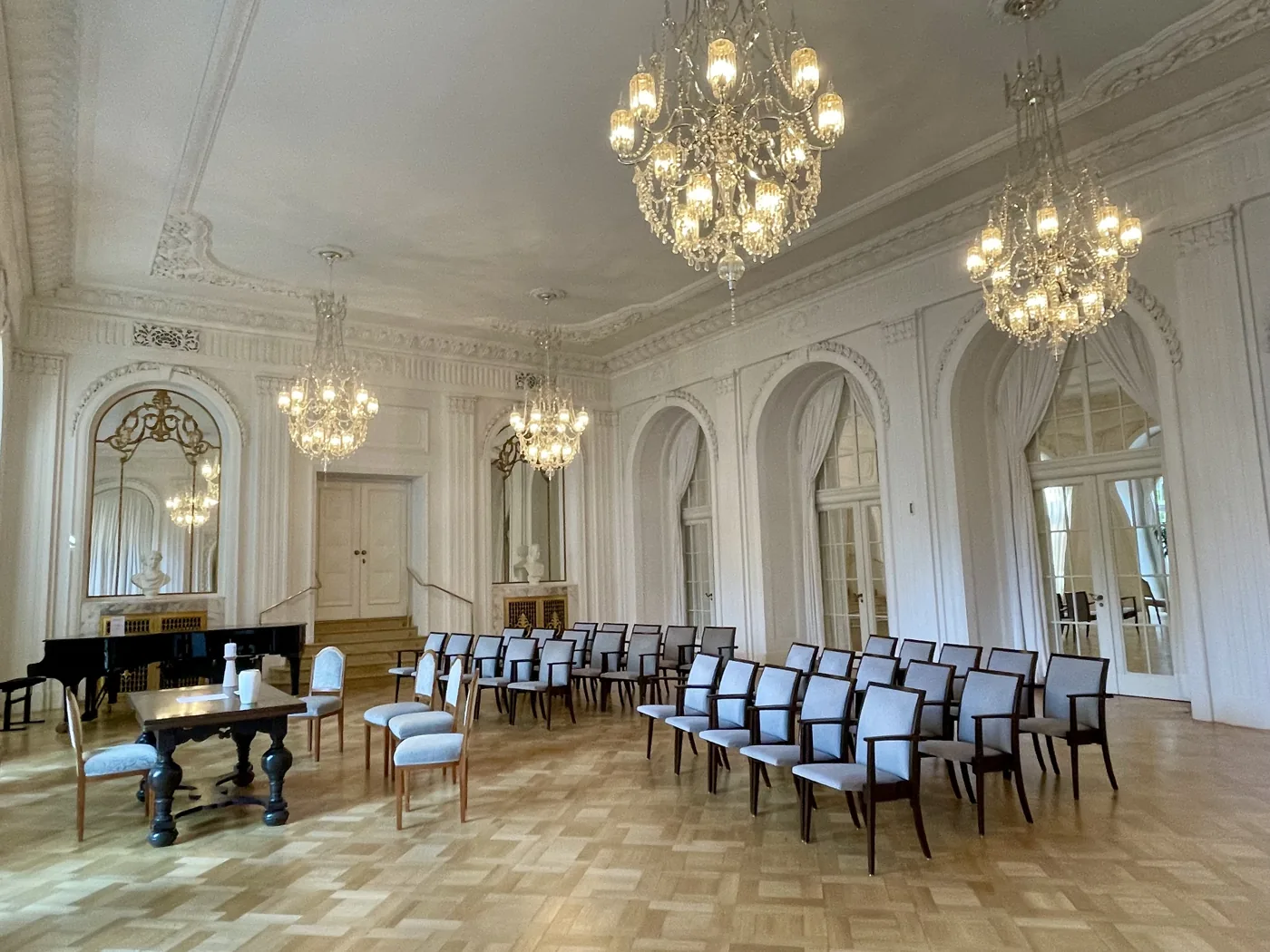 Der Weiße Saal im Regentenbau in Bad Kissingen mit mehreren Kronleuchtern