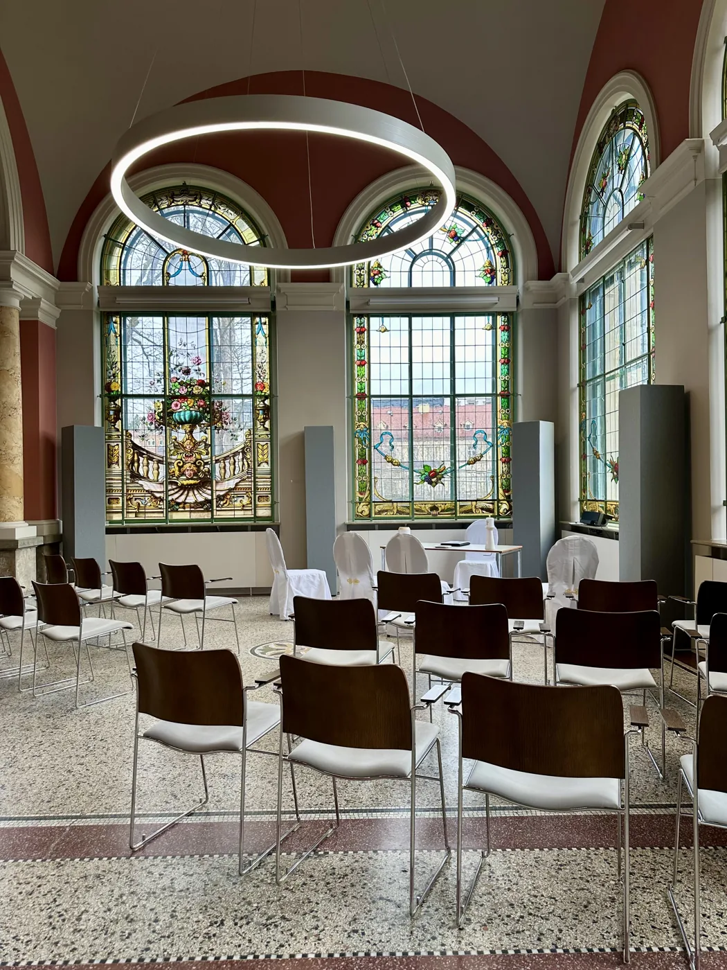 Historische Buntglasfenster im Saal des Luitpoldbads in Bad Kissingen