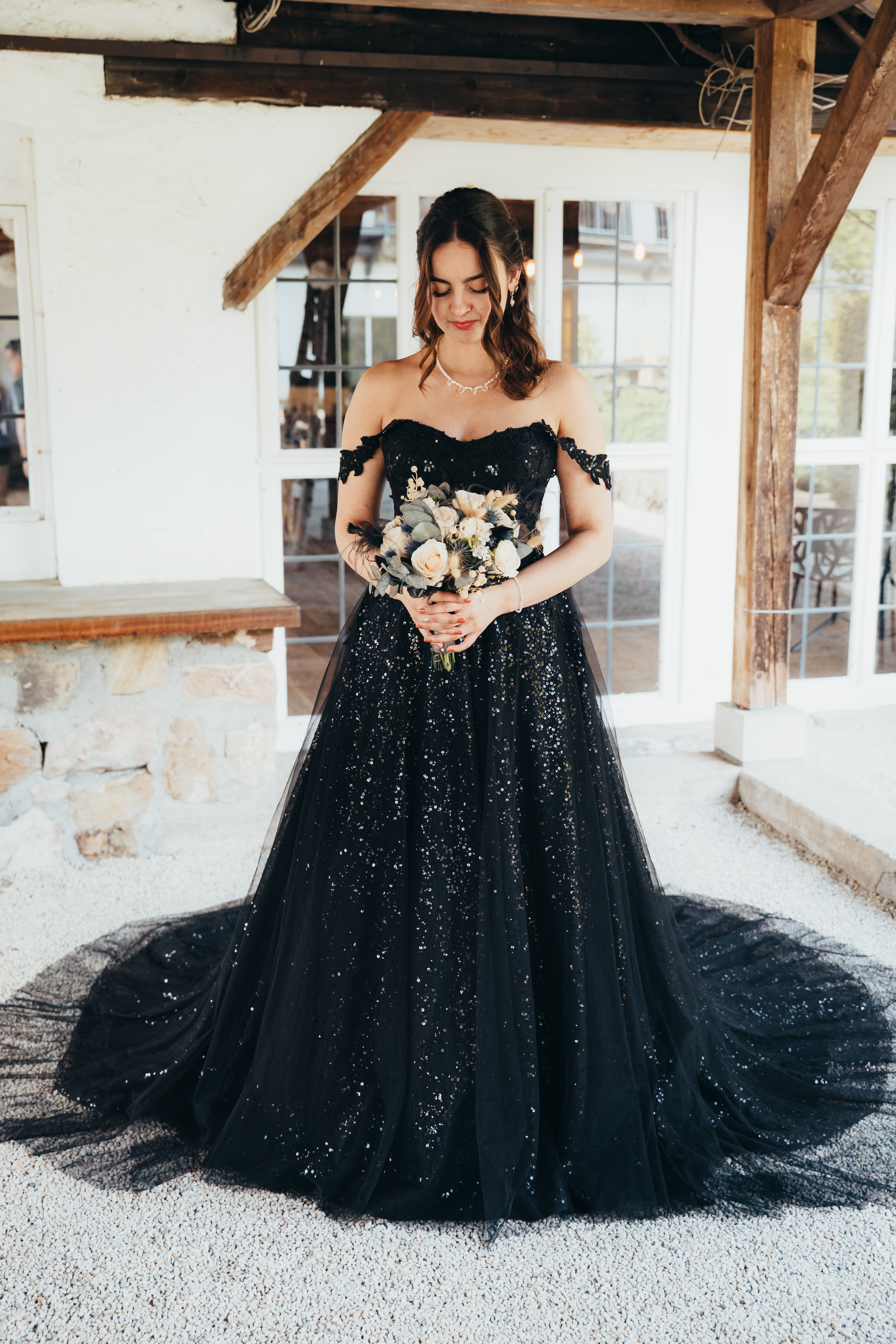 Braut im schwarzen Hochzeitskleid mit Brautstrauß