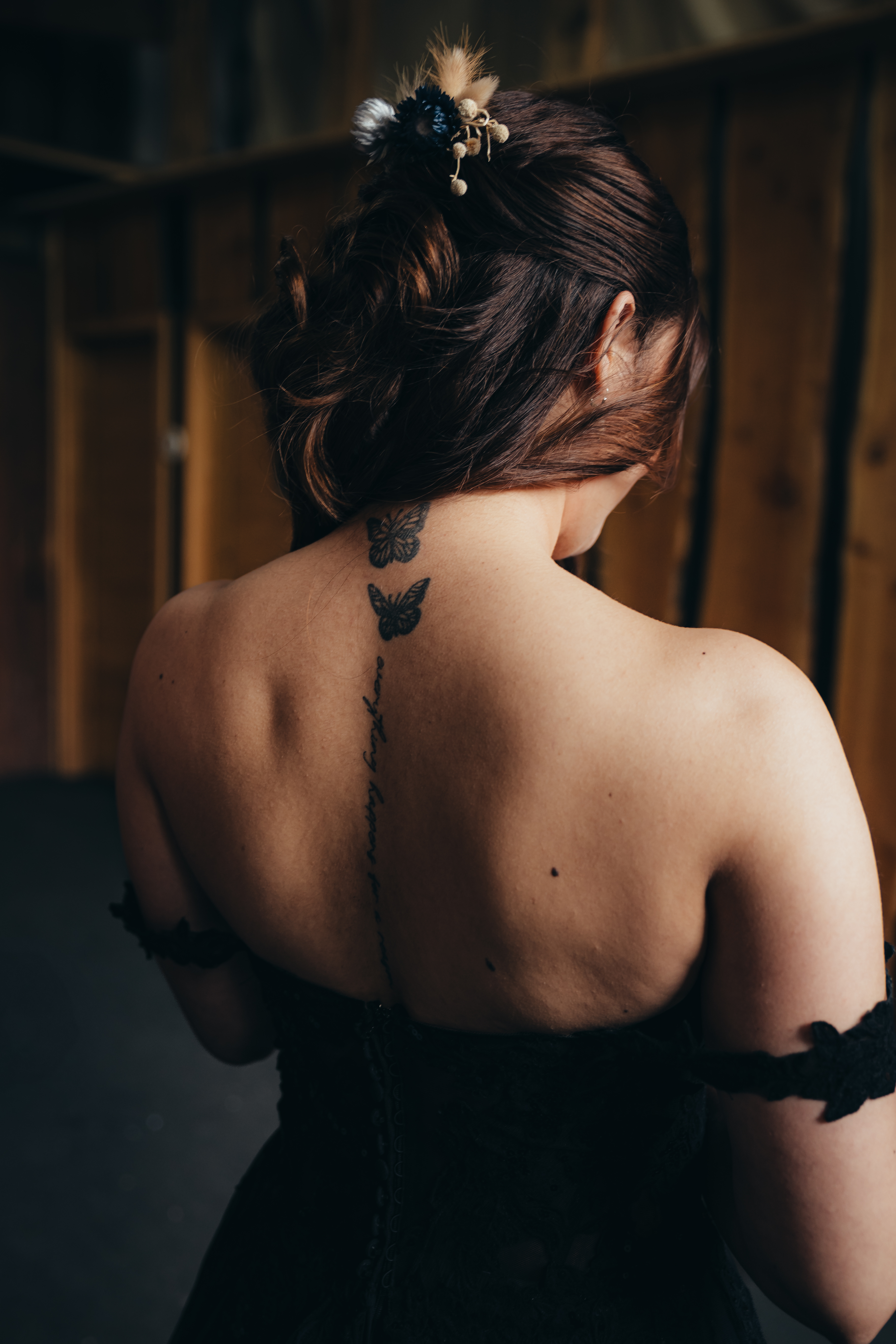Rückendetail schwarzes Brautkleid