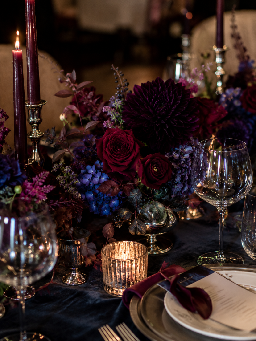 Dunkler atmosphärischer Tisch mit Beeren und Cobalt – Berry Bold