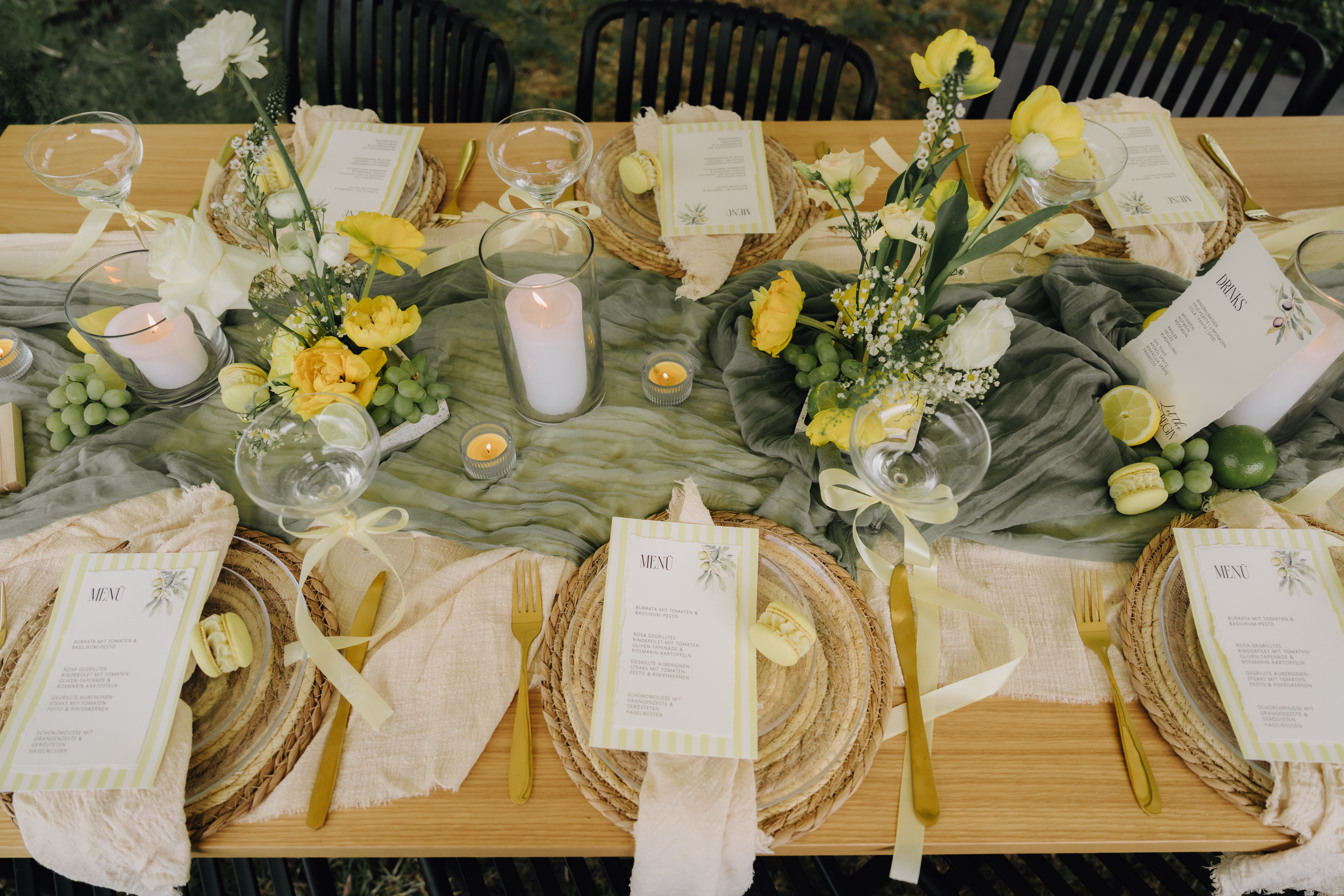 Zitronenthematischer Hochzeitstisch von oben – Citrus Punch