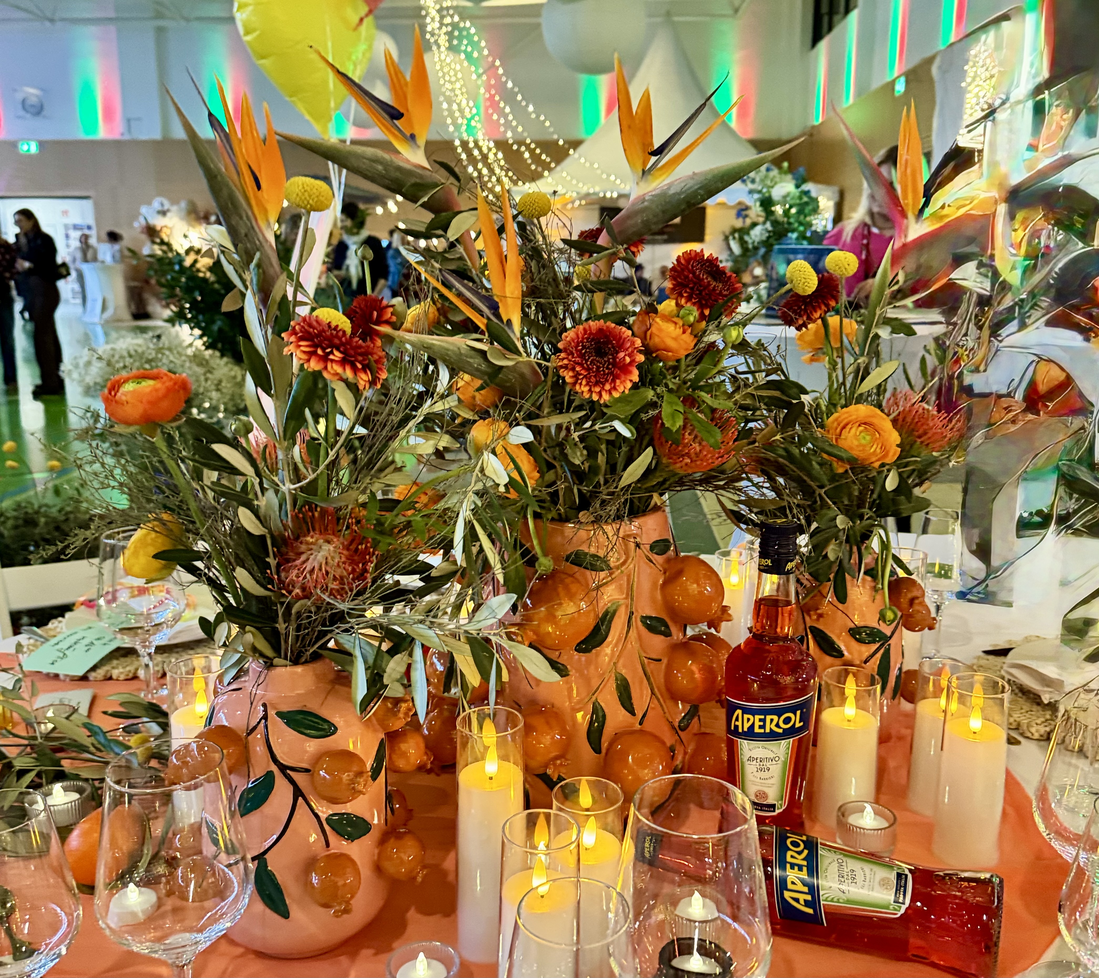 Pink-orangene Tischdekoration mit Mohnblumen und Ranunkeln – Sunset Pop