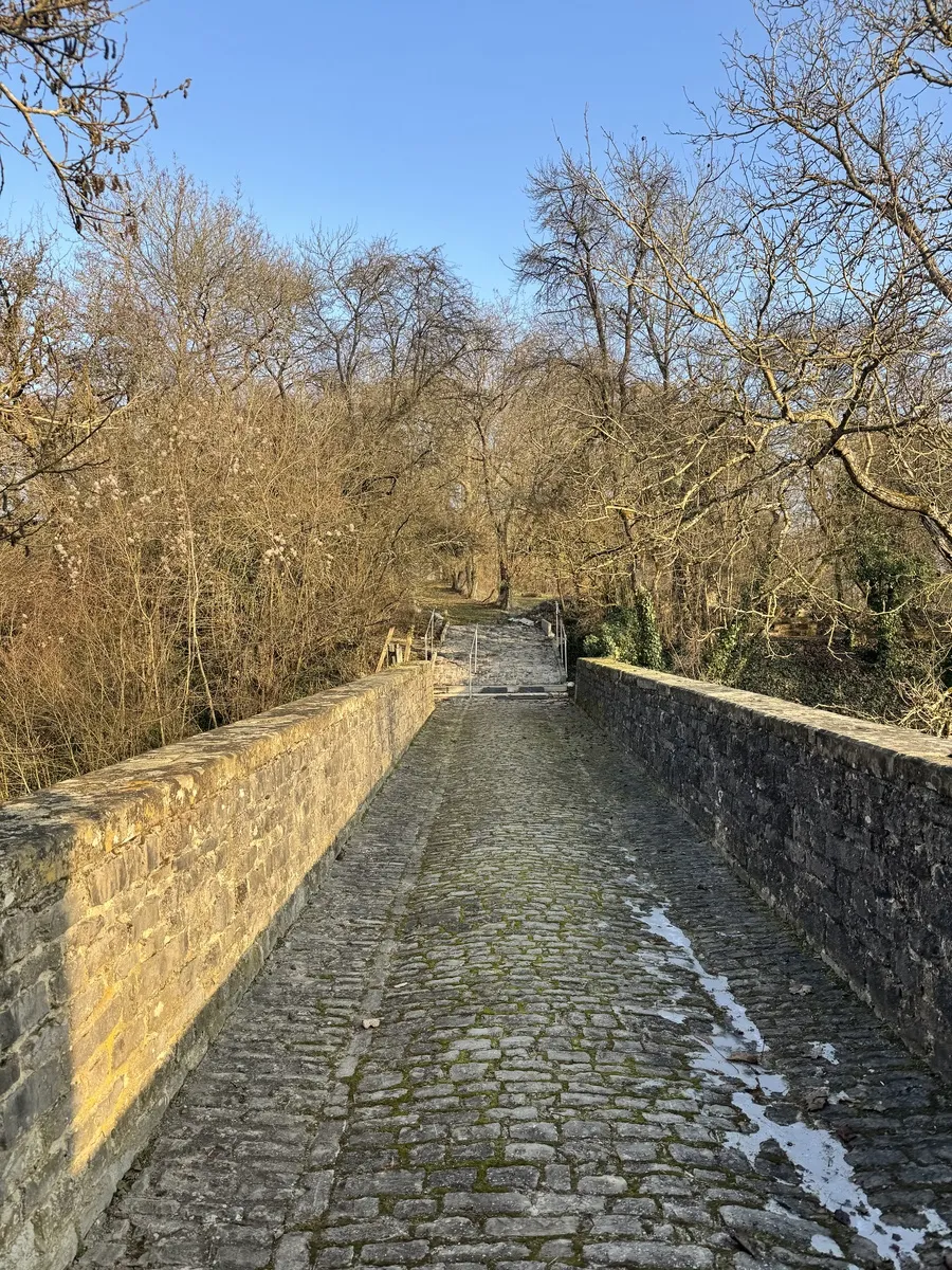 Gepflasterter Aufgang zur Burg Arnstein zwischen zwei alten Bruchsteinmauern