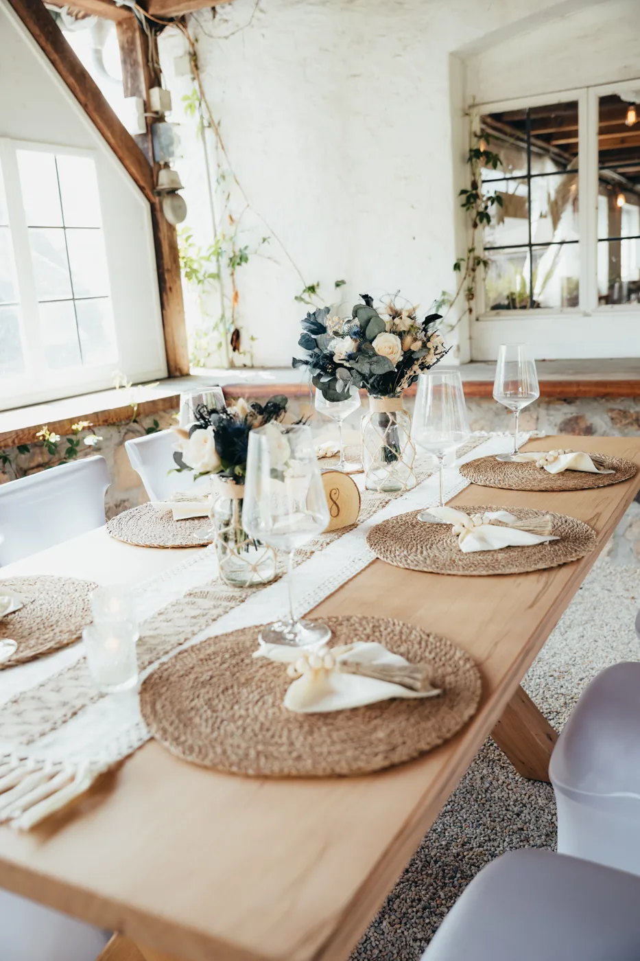 Boho-Tischdekoration mit Trockenblumen in der Festscheune Rottmann