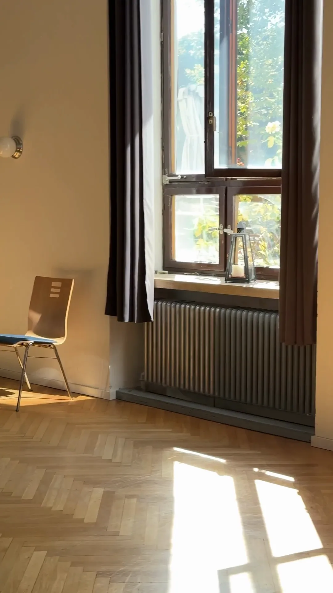 Saal im Hotel Kastanienbaum in Herzogenaurach mit Fischgrätparkett, hohem Fenster und Nachmittagssonne auf dem Boden