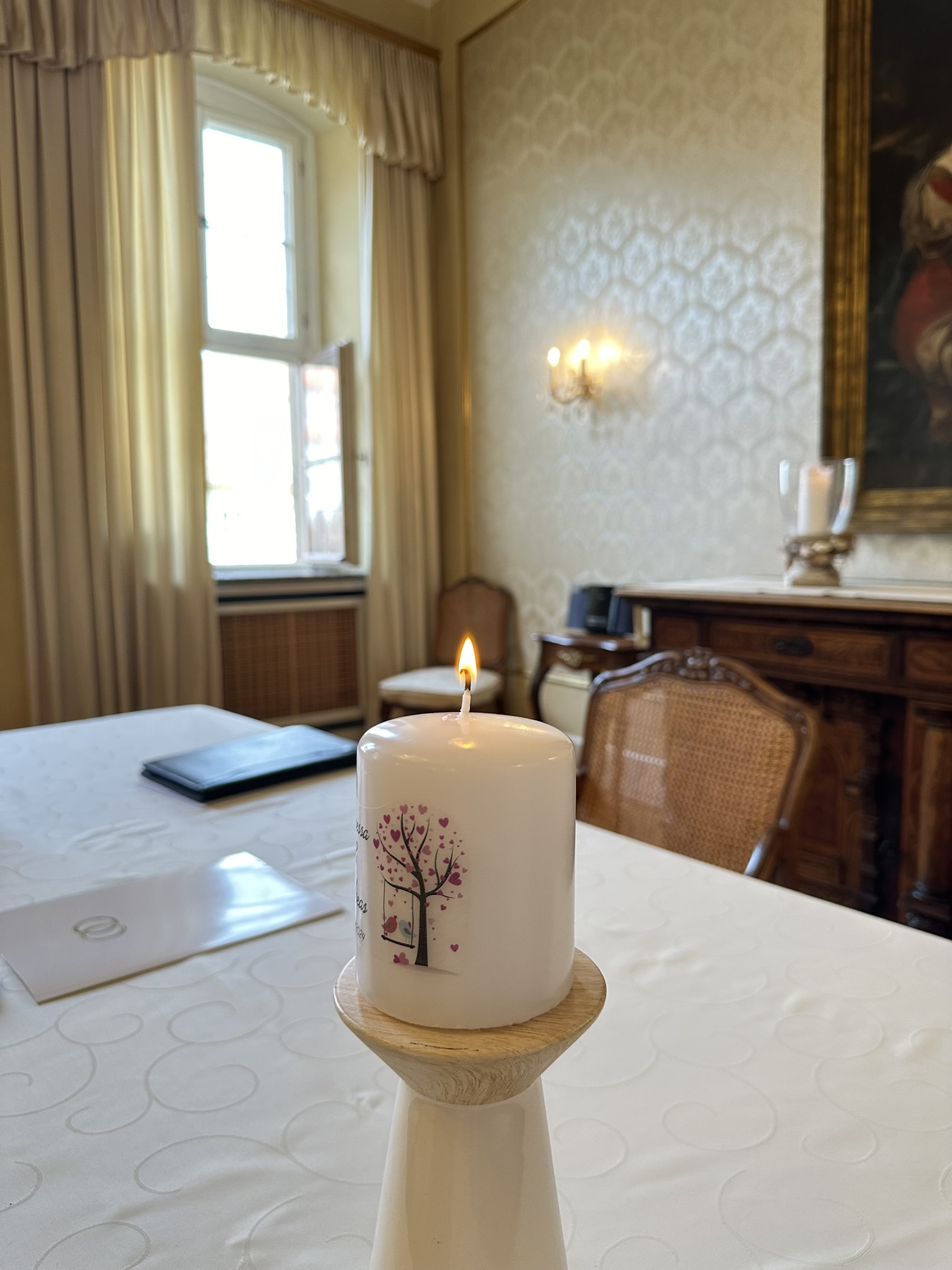 Hochzeitskerze brennend bei freier Trauung im Trauzimmer