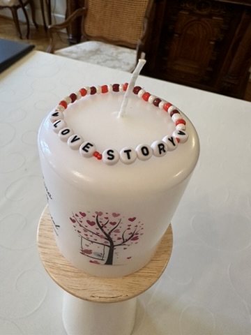 Hochzeitskerze mit Love Story Schriftzug aus Perlen, Detailaufnahme von oben