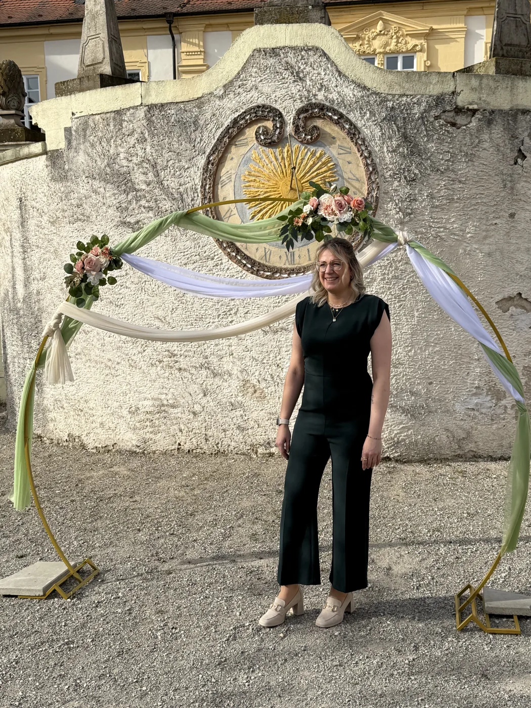 Traurednerin Yvonne Krienke am Traubogen vor der Sonnenuhr im Innenhof von Schloss Oberschwappach