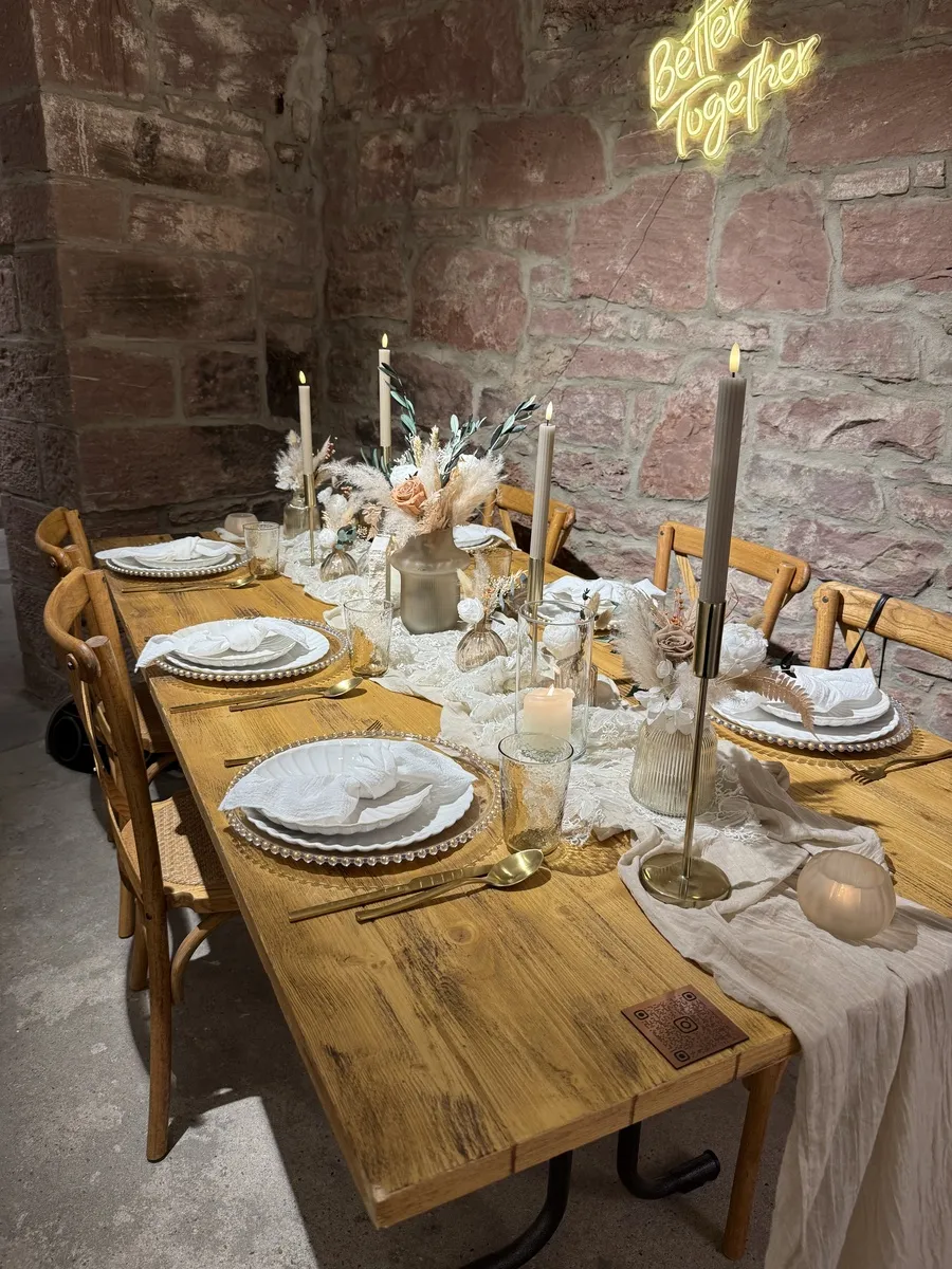 Gedeckte Holztafel mit Pampasgras und Kerzen auf der Hochzeitsmesse Bad Kissingen