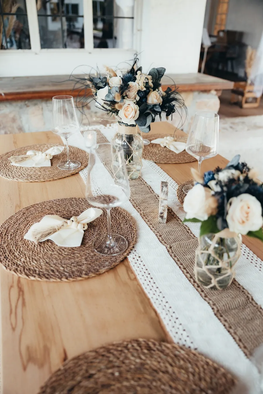Tischreihe mit Platzkärtchen, Spitzenläufer und Blumen