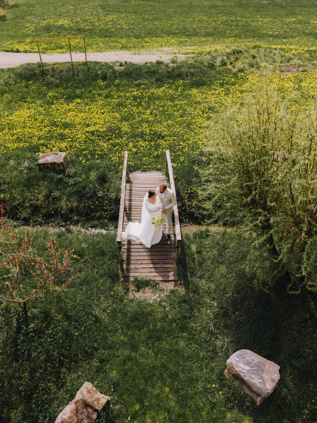 Brautpaar auf dem Holzsteg in der Blumenwiese am Weingut Hofmann in Ipsheim
