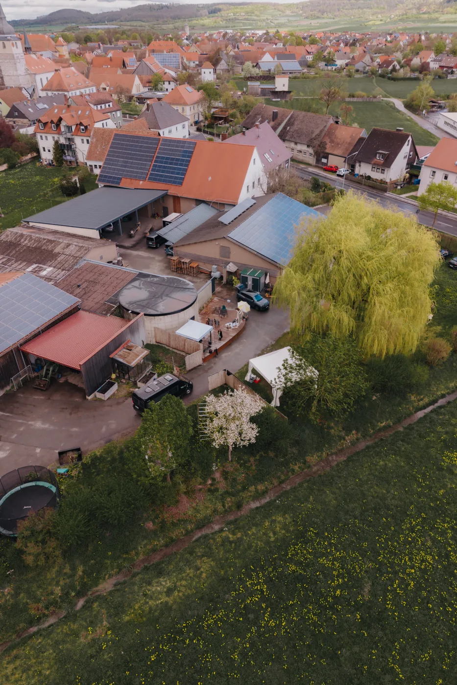 Weingut Hofmann in Ipsheim von oben, mit dem Weinort und den Weinbergen im Hintergrund